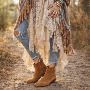 Dolce Vita SZ 9 Suede Booties Caramel Camel Brown Pull On Style 1 1/2" Heel